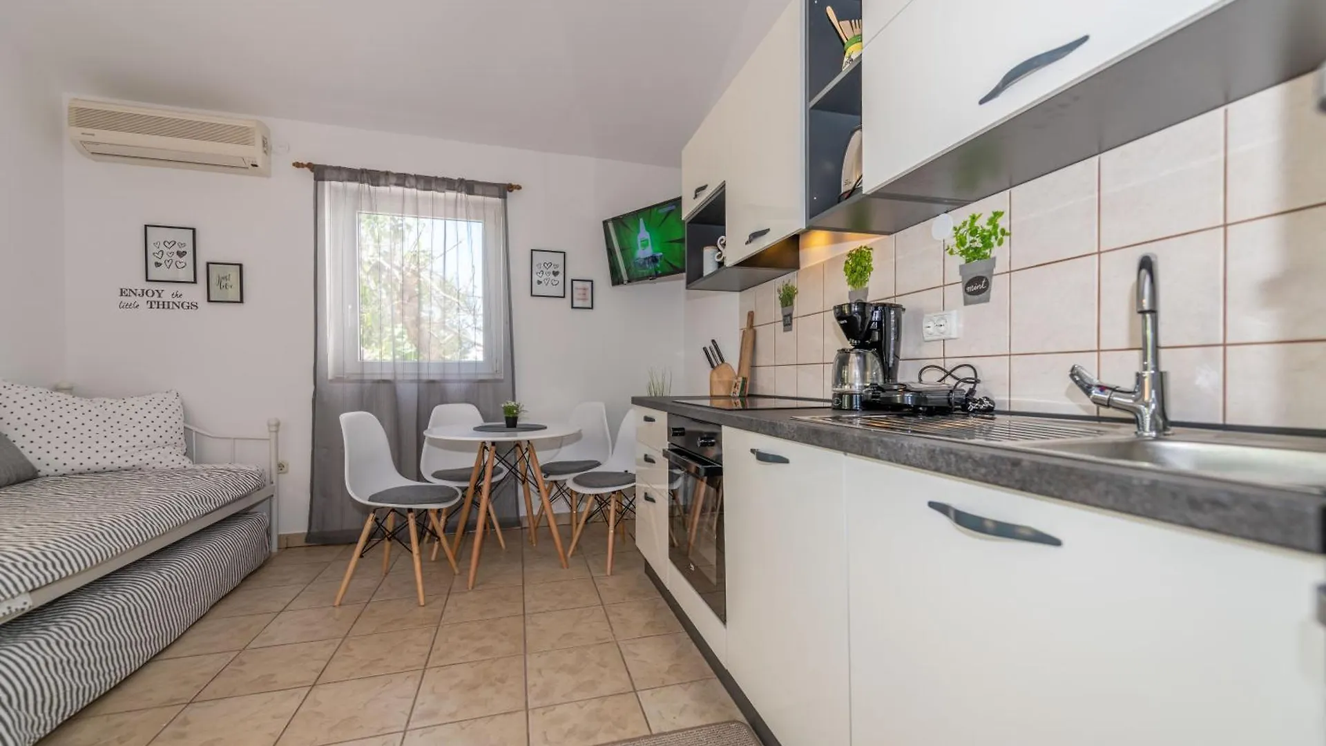 Charming Holiday Home Little House Povljana