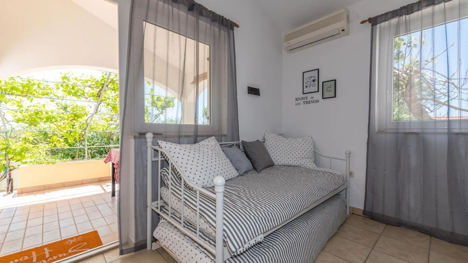 Charming Holiday Home Little House Povljana